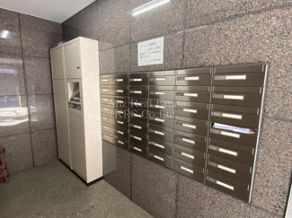 【その他共用部分】 | 大切な荷物の受け取りに便利な宅配ボックス設置！