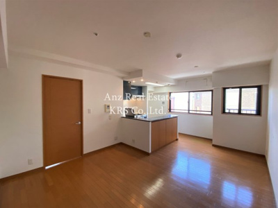 【居間・リビング】 | リーガル江戸堀 | 窓があって通気性と明るさを確保