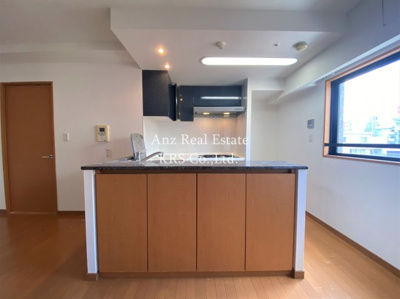 【キッチン】 | リーガル江戸堀 | カウンターキッチンには嬉しい収納スペースがあります！