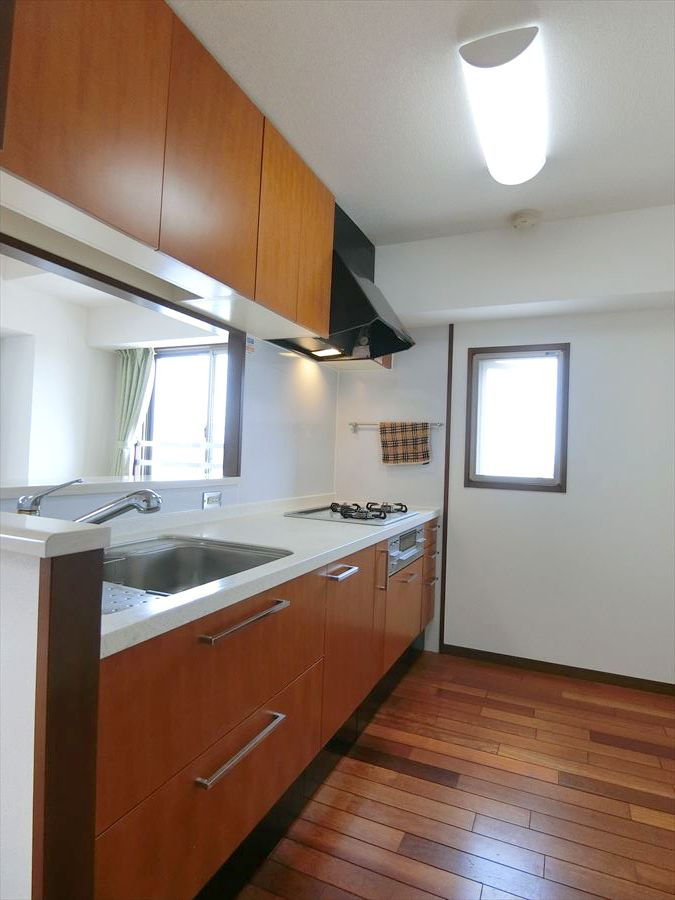 ロフティ城南セントラルタワーのキッチン|3口コンロ・グリル付きの使いやすいシステムキッチンです♪