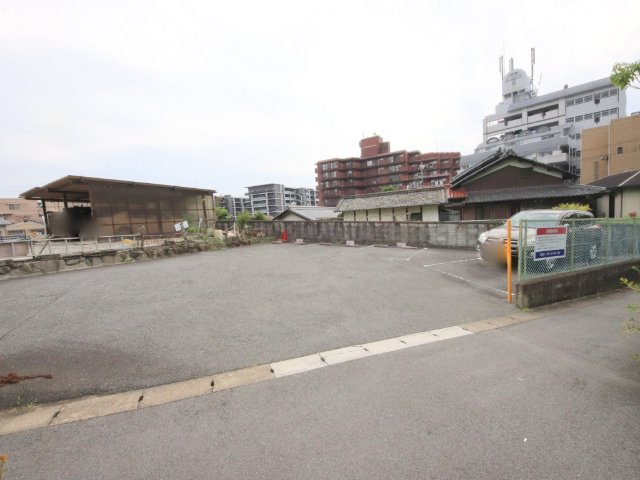 奈良市富雄元町１丁目の賃貸マンションの駐車場