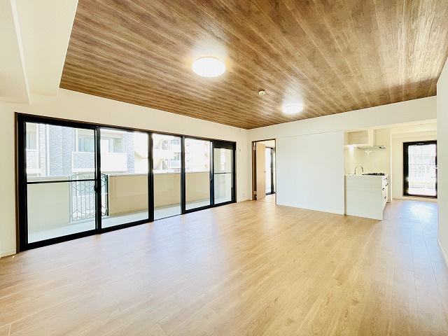 【居間・リビング】 | エバーライフ春日公園 | 南西向きの明るいリビングは、ご家族がリラックスできる心地よい空間に仕上がっています。