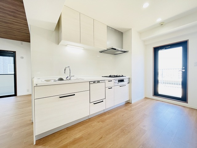 【キッチン】 | エバーライフ春日公園 | 右手にはルーフバルコニーもあり開放的なキッチンです◎後方には洗面所もあり、効率的な家事動線が嬉しいです