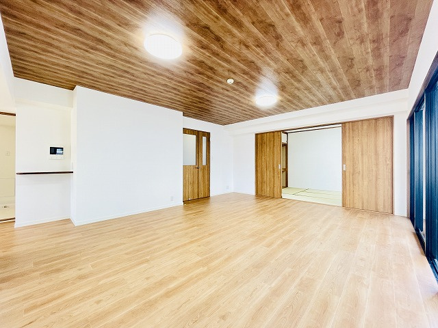 【洋室】 | エバーライフ春日公園 | 約20.1帖のLDKはダイニングセットや大きめのソファを配置しても、ゆったりと過ごせる広さです