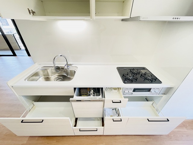 【キッチン】 | エバーライフ春日公園 | 食器洗浄機が後片付けをサポート！食事後の家族のくつろぎタイムをゆっくりもてます♪