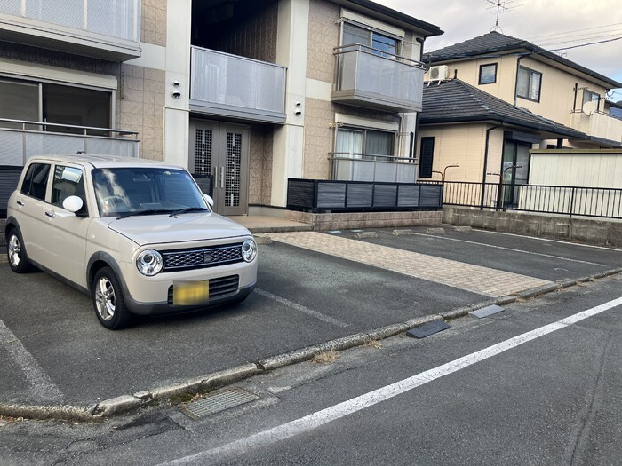菊池郡菊陽町大字津久礼のアパートの駐車場