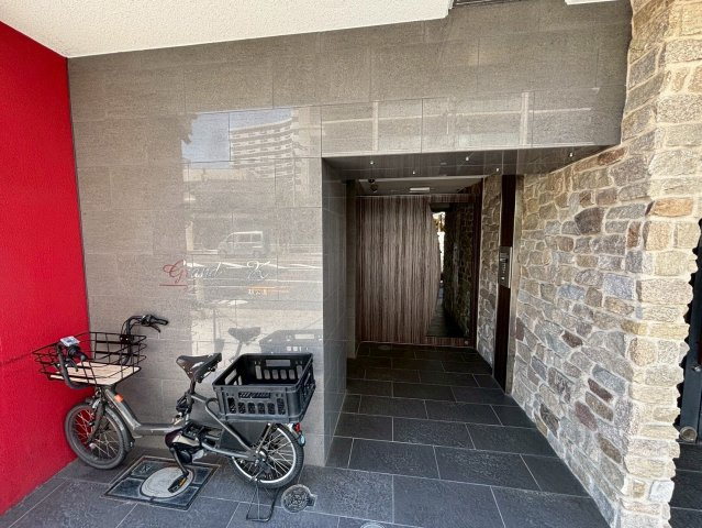 大阪市西区西本町１丁目の賃貸マンションのエントランス