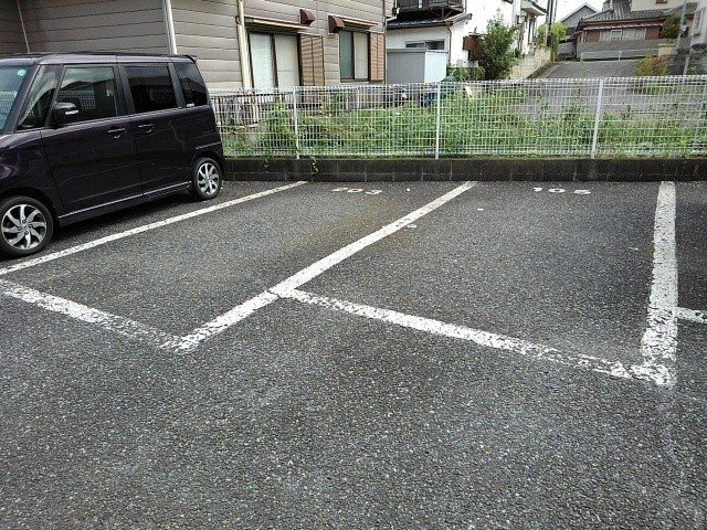 ファミール彩の駐車場