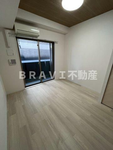 SERENiTE北浜　BRAVI不動産の居間・リビング|【SERENiTE北浜】落ち着いた色調の洋室です