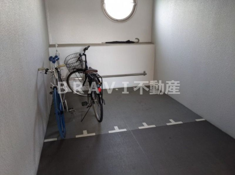 SERENiTE北浜　BRAVI不動産のその他共用部分|【SERENiTE北浜】各階駐輪場、雨風防げます。