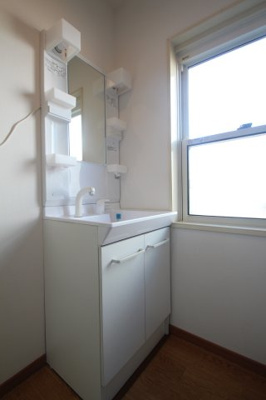 【独立洗面台】 | パークサイドヴィラB | 朝の支度にも助かる、独立の洗髪洗面化粧台