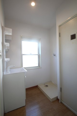 【洗面所】 | パークサイドヴィラB | 忙しい朝には欠かせない洗面所です