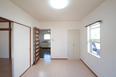 【居間・リビング】 | パークサイドヴィラB | こちらのリビングで趣味の時間をお楽しみください