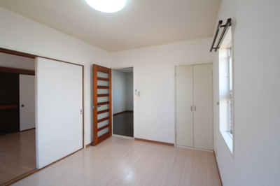 【居間・リビング】 | パークサイドヴィラB | こちらのリビングで趣味の時間をお楽しみください