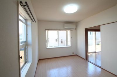 【居間・リビング】 | パークサイドヴィラB | ゆったり過ごせる居間です