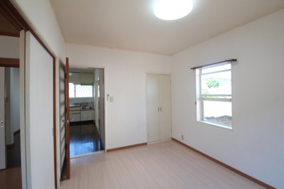 【居間・リビング】 | パークサイドヴィラB | 南東の洋室です