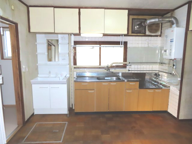北見市美山町南２丁目８番地４２ 中古売家のキッチン|リビング・居間から見た、キッチンと洗面化粧台です。