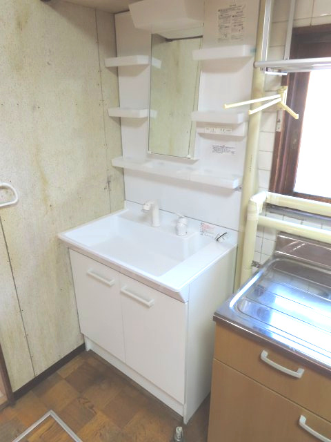 北見市美山町南２丁目８番地４２ 中古売家の独立洗面台|洗面化粧台は令和3年にお風呂・脱衣所の改修時に一緒にリフォームしております。
