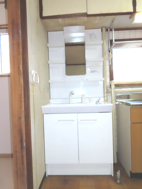 北見市美山町南２丁目８番地４２ 中古売家の独立洗面台|洗面化粧台の別アングルです。