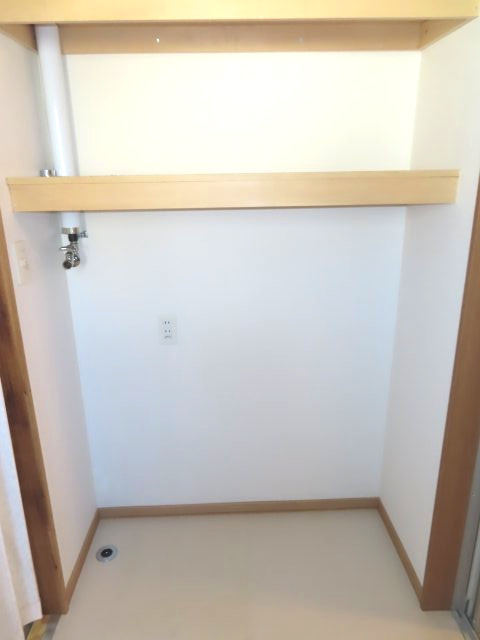 北見市美山町南２丁目８番地４２ 中古売家のランドリースペース|令和3年に、脱衣所の改修時にランドリースペース(洗濯機置場)をリフォームしております。上には洗濯時に必要な洗剤などが置ける2段の棚もあります。