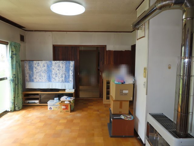 北見市美山町南２丁目８番地４２ 中古売家の居間・リビング|1階LDK15.75帖です。