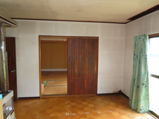 北見市美山町南２丁目８番地４２ 中古売家の居間・リビング|1階15.75帖の別アングルです。