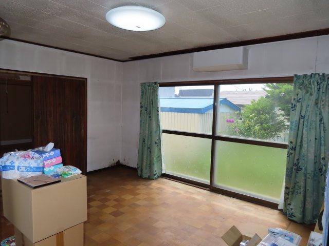 北見市美山町南２丁目８番地４２ 中古売家の居間・リビング|1階15.75帖の別アングルです。