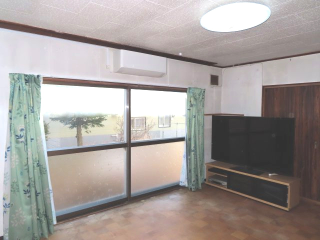 北見市美山町南２丁目８番地４２ 中古売家の居間・リビング|1階15.75帖の別アングルです。