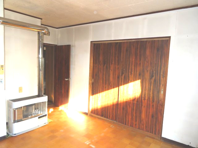 北見市美山町南２丁目８番地４２ 中古売家の居間・リビング|1階15.75帖の別アングルです。