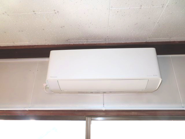 北見市美山町南２丁目８番地４２ 中古売家の冷暖房・空調設備|まだ新しい、エアコンがリビング・居間に装備されています。