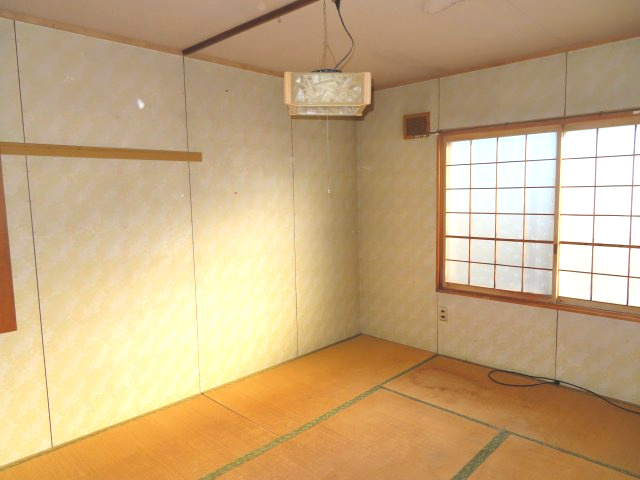 北見市美山町南２丁目８番地４２ 中古売家の和室|2階東側6帖和室です。