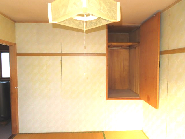 北見市美山町南２丁目８番地４２ 中古売家の収納|2階東側6帖和室の収納です。