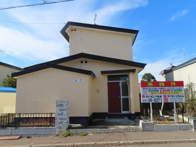北見市美山町南２丁目８番地４２ 中古売家の外観|南側、接道している玄関部分のの外観になります。