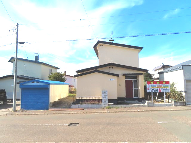 北見市美山町南２丁目８番地４２ 中古売家の前面道路含む現地写真|東側幅員8ｍの市道に14.000ｍ接道した、前面道路含む現地写真です。