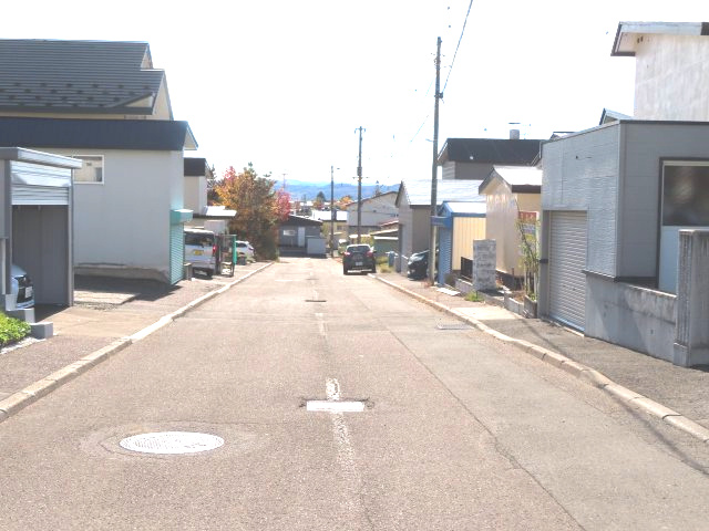 北見市美山町南２丁目８番地４２ 中古売家の前面道路含む現地写真|北側から見た、前面道路含む現地写真です。