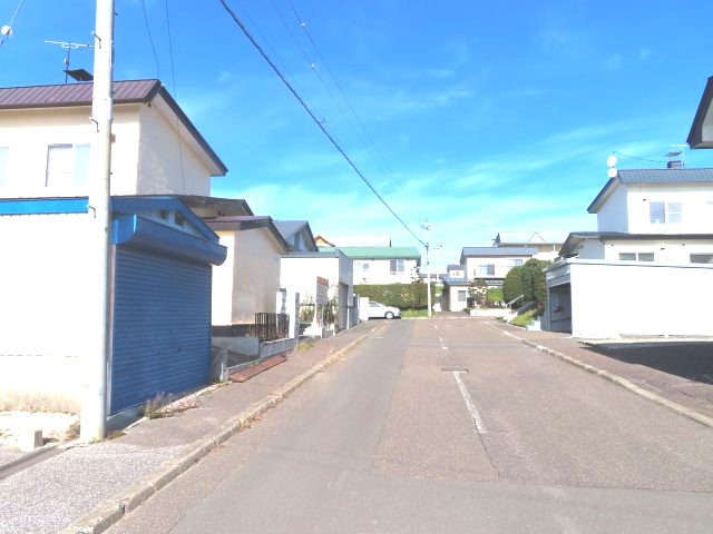 北見市美山町南２丁目８番地４２ 中古売家の前面道路含む現地写真|南側から見た、前面道路含む現地写真です。