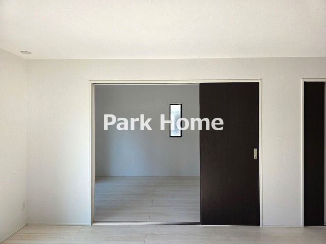 高知市介良乙-9期4棟3号棟- 新築戸建ての前面道路含む現地写真