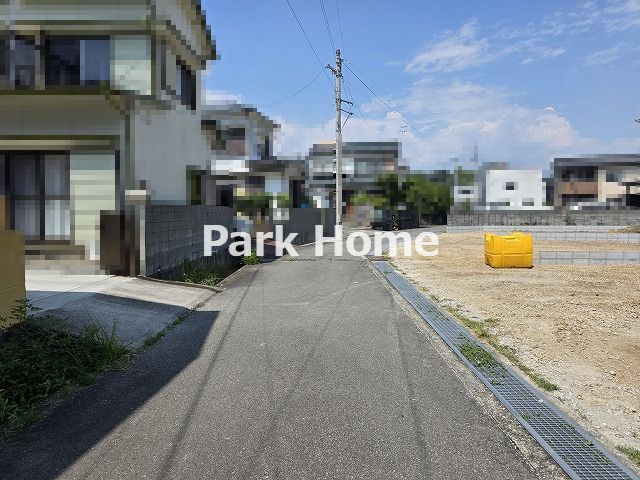 高知市介良乙-9期4棟2号棟- 新築戸建ての前面道路含む現地写真