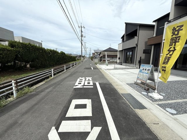 岡山市南区福島2丁目  1期②号棟の前面道路含む現地写真|◆南西側前面道路の幅員は約4.9ｍです。