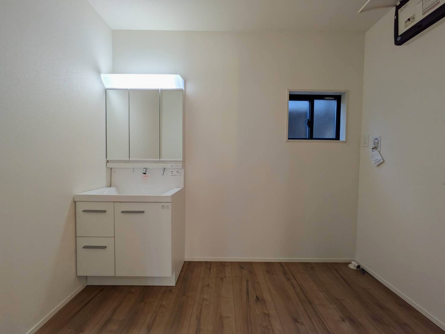 岡山市南区福島2丁目  1期②号棟の独立洗面台|◆洗面室の様子です。