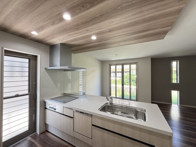 新築戸建　上安2丁目（No.3／No.3）のキッチン|食洗機とIHを備えた対面キッチン。広めのカウンターで配膳や片付けがスムーズです。