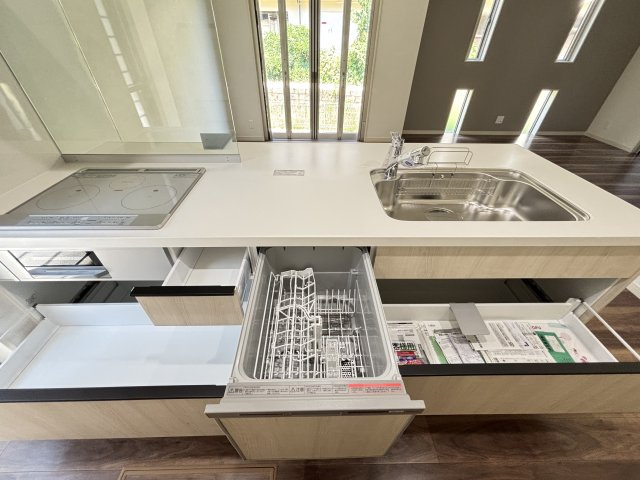 新築戸建　上安2丁目（No.3／No.3）のキッチン|食洗機×IHの家事ラク設備。作業スペースもゆったり
