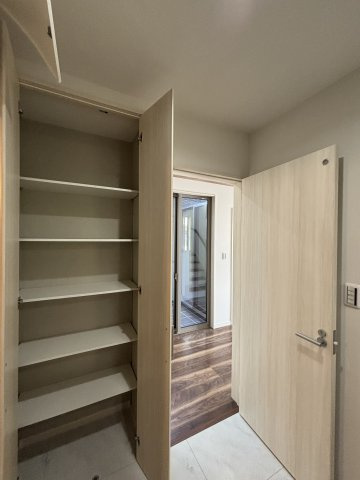 新築戸建　上安2丁目（No.3／No.3）の収納|タオルや着替えをまとめて収納できるクローゼット付き。
