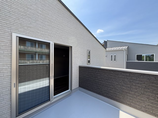 新築戸建　上安2丁目（No.3／No.3）のバルコニー|広々としたバルコニーで洗濯物もたっぷり干せます。
