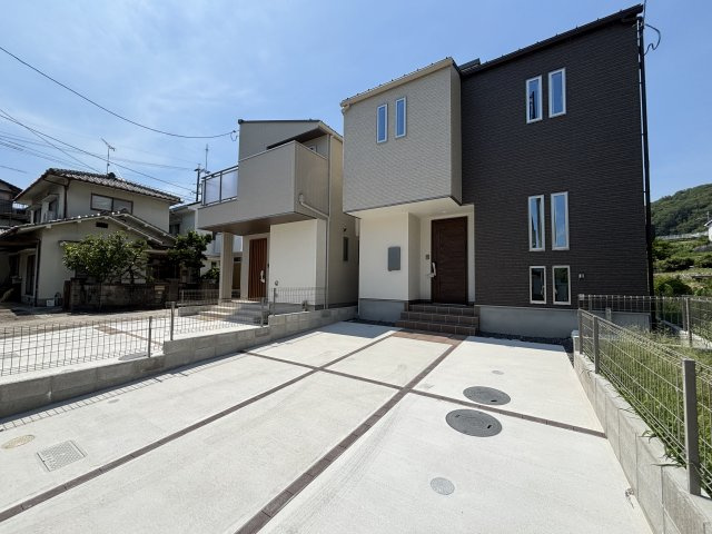 新築戸建　上安2丁目（No.3／No.3）の外観|駐車に余裕のある2台分スペースを完備。
