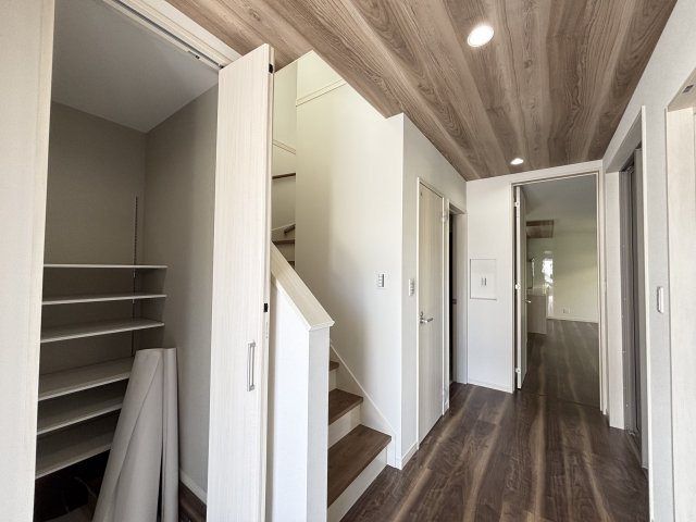 新築戸建　上安2丁目（No.3／No.3）の玄関|玄関脇のSICは、靴や傘はもちろんスポーツ用品までしまえるので、アクティブな暮らしにも最適です
