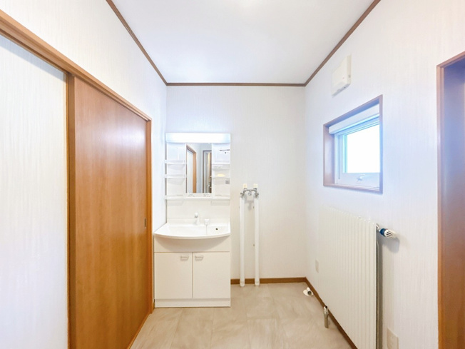 【洗面所】 | 紋別郡遠軽町岩見通北１０丁目２－１　中古売家 | 【同仕様写真】こちらは今回設置する洗面化粧台になります。シンクにシャワーもついており、掃除も楽ですね