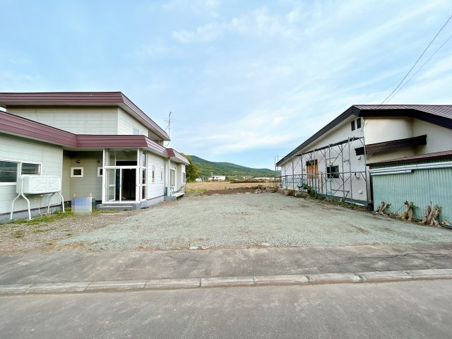 【駐車場】 | 紋別郡遠軽町岩見通北１０丁目２－１　中古売家 | 【リフォーム後】庭を撤去し駐車場を増設しました。並列で3台、縦列であれば6台駐車できます。