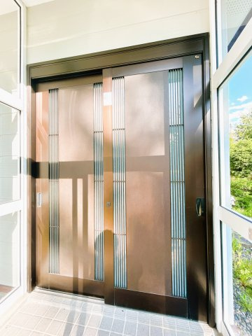 【玄関】 | 紋別郡遠軽町岩見通北１０丁目２－１　中古売家 | 【リフォーム中】玄関ドアです。クリーニング致します。