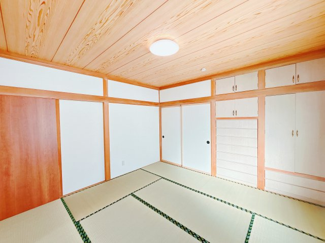 紋別郡遠軽町岩見通北１０丁目２－１　中古売家の和室|【リフォーム後】1階8帖和室です。畳表替え、クロス張替致しました。